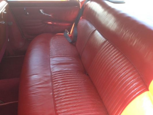 Rénovation de sièges en cuir sur voiture Jaguar année 1965