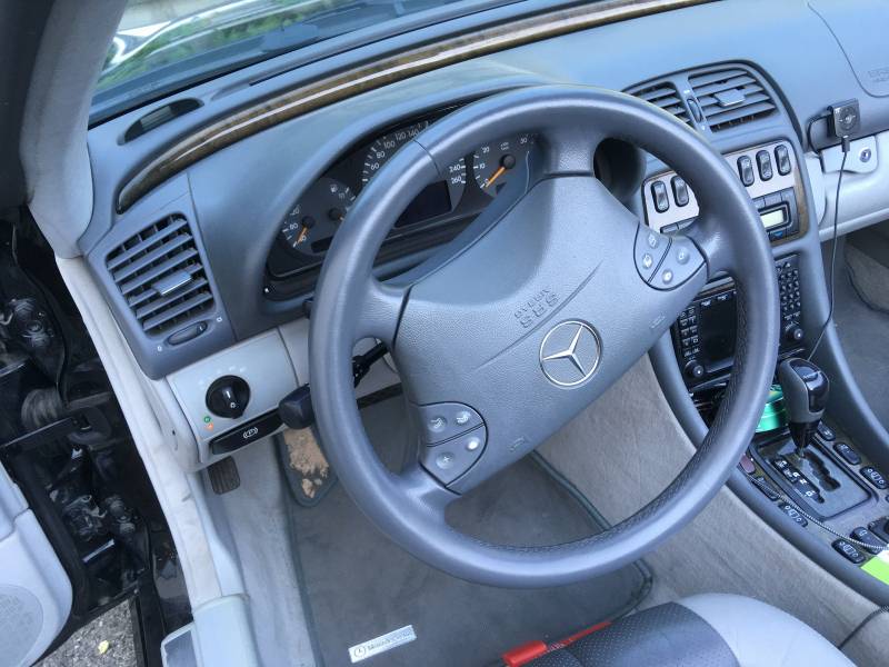 Volant cuir d'une Mercedes coupée décapotable à Aix-En-Provence