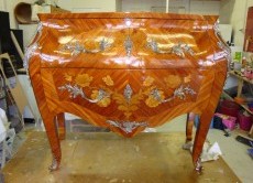 Restauration d'une commode Louis XV avec un vernis au tampon par un Artisan d'Art à Marseille